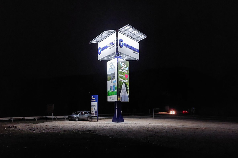 Totem 12m visine, celonocno osvetljenje pomocu solarnih panela